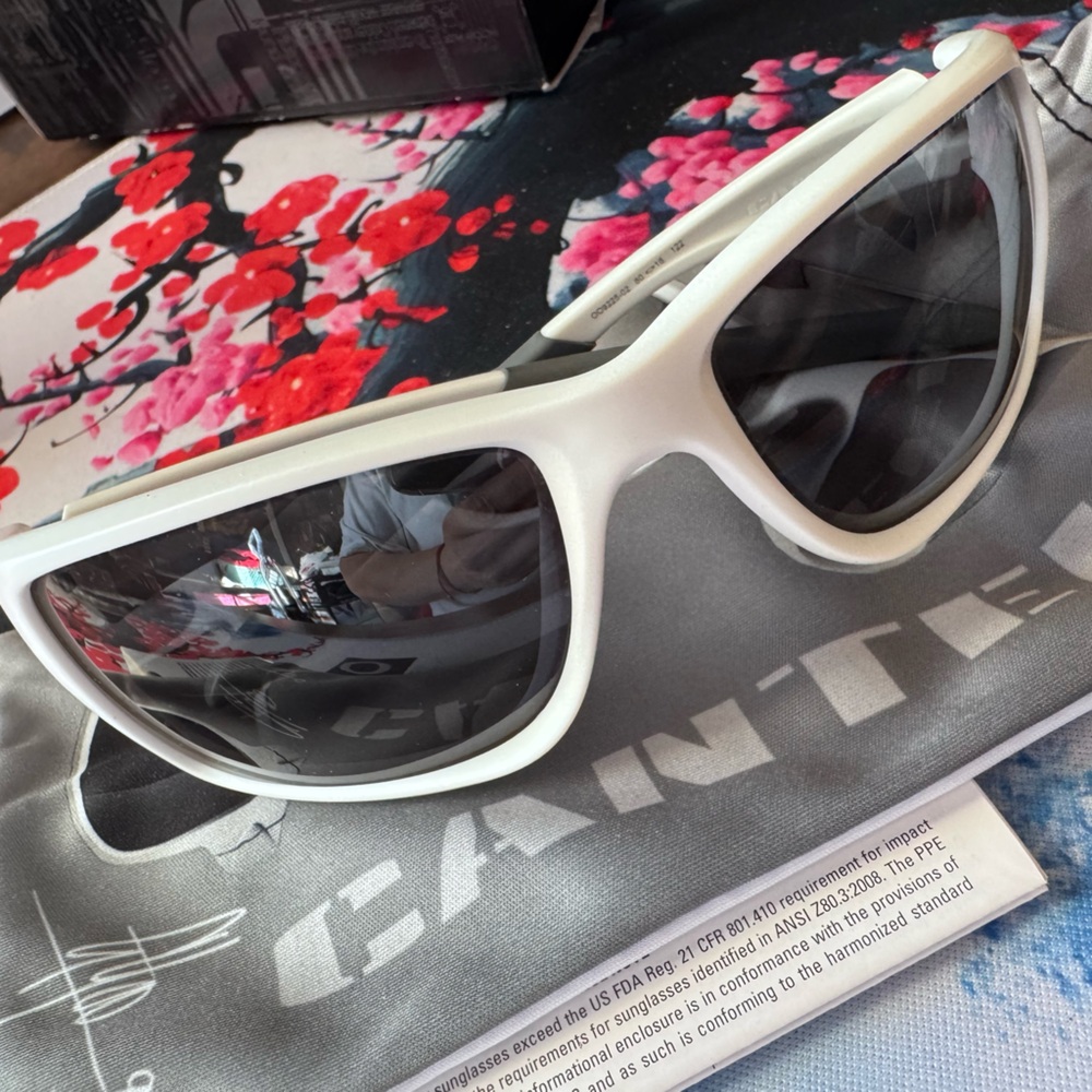 Oakley Canteen brand new 009225